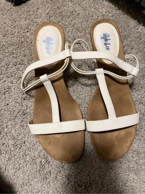 Splendid White Strappy T-Style Women’s Sandals